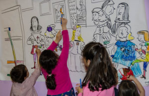 Niños coloreando una ilustración