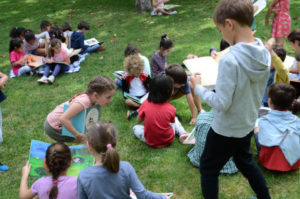 Grupo de niños leyendo en el Retiro