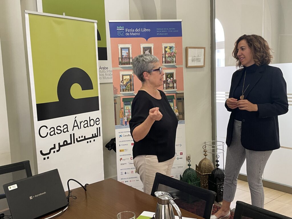 Eva Orúe e Irene Lozano en la presentación de la programación en Casa Árabe.