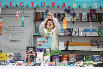 Imágenes del día 8 de junio de la Feria del Libro de Madrid