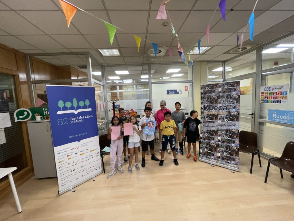 Niños de La Rueca reciben donación de libros de la FLMadrid