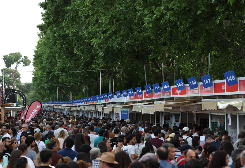 Visitantes de la Feria del Libro de Madrid de 2023